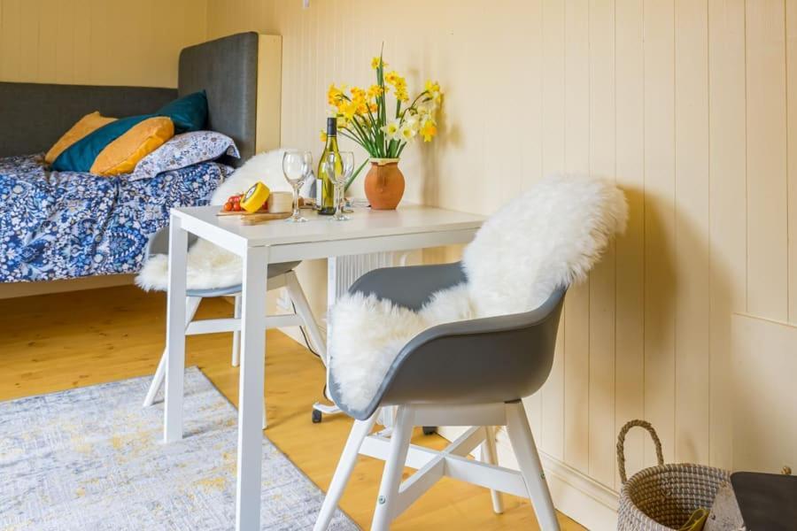 The Baytree Shepherds Hut Villa Stonehouse  Exterior photo
