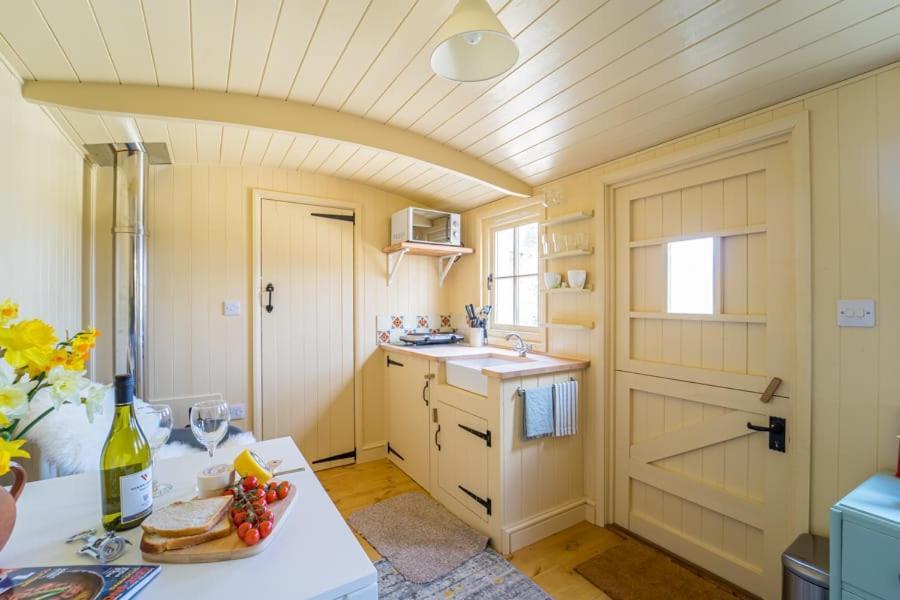 The Baytree Shepherds Hut Villa Stonehouse  Exterior photo